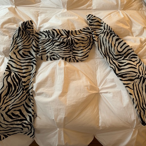 Flowy cowl neck zebra open back tie top - Picture 4 of 8